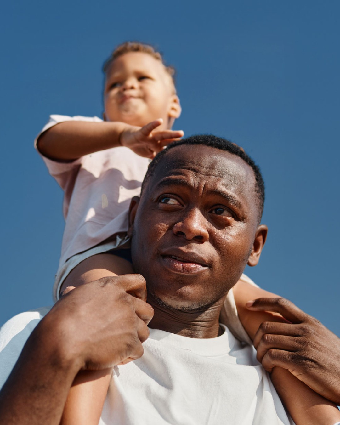 TOM — father and child, blue sky